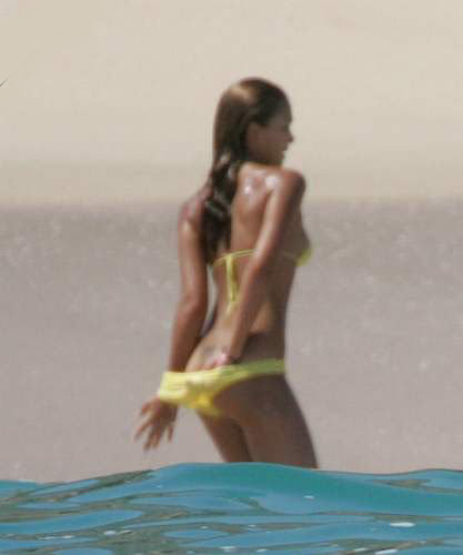 Jessica Alba sur la plage